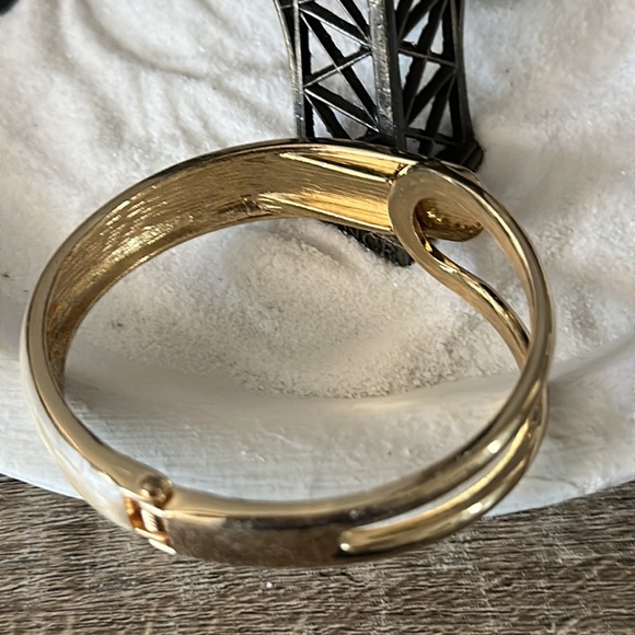 Beautiful gold and cream hinge bracelet - Picture 3 of 5